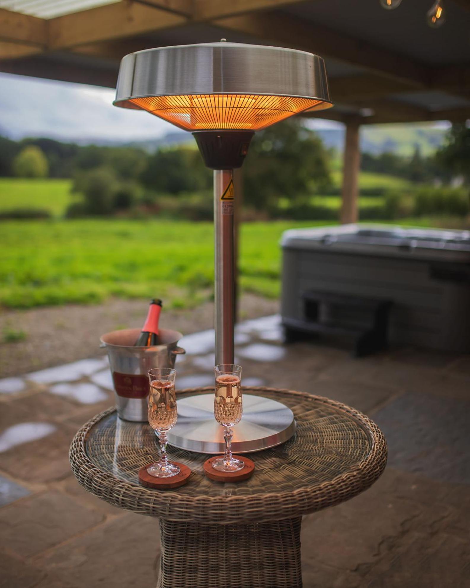 Secluded Country Cabin With Spectacular Views & Private Hot Tub Llangadog