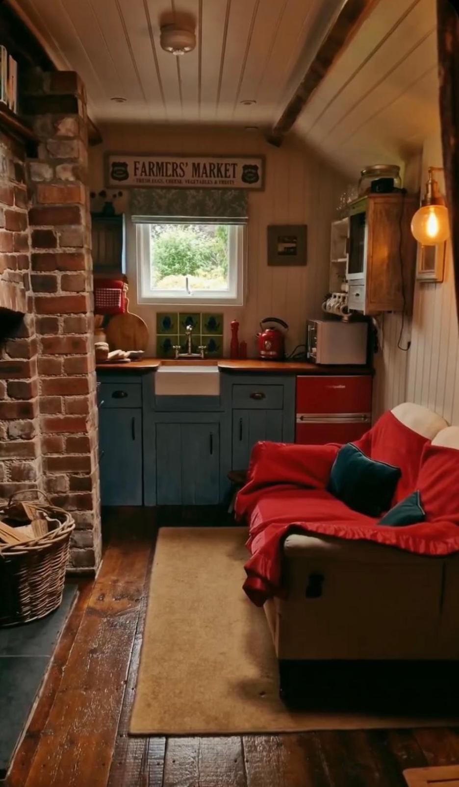 Secluded Country Cabin With Spectacular Views & Private Hot Tub * Llangadog