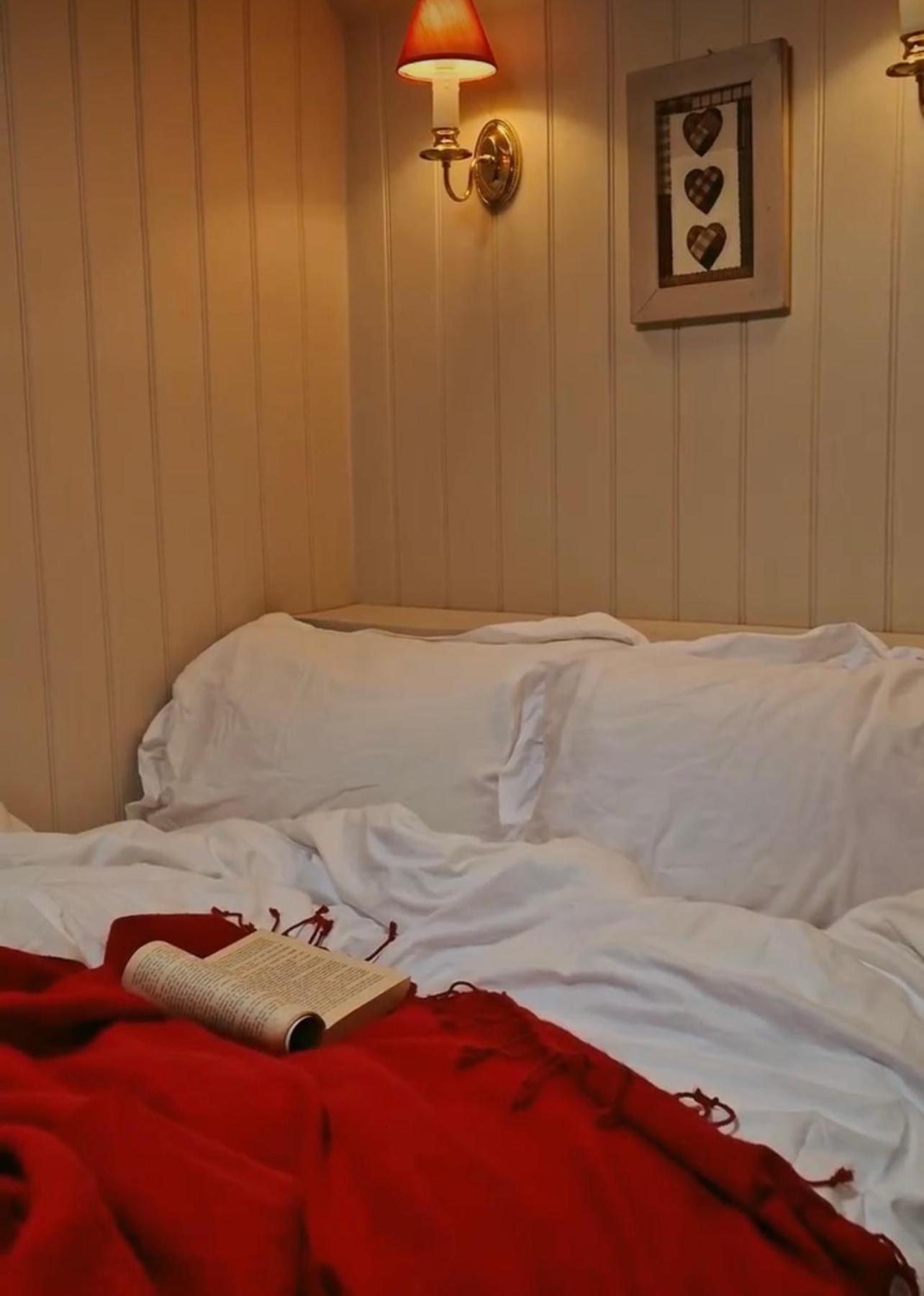 Secluded Country With Spectacular Views & Private Hot Tub Llangadog